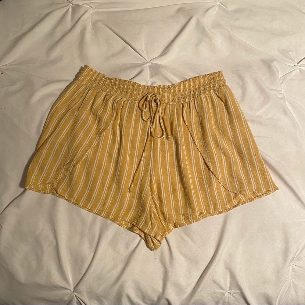 American Eagle Flowy Shorts Striped Yellow